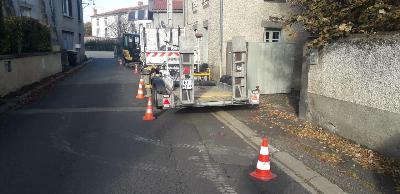 Chantier STPS en voirie avec camion, balisage et cônes