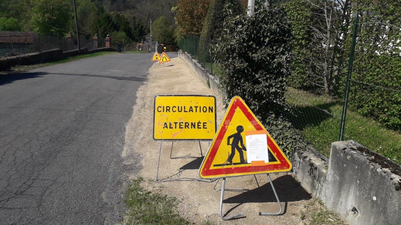 Panneau de circulation alternée en bord de route
