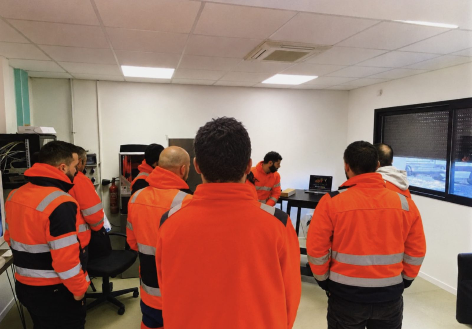 Équipe STPS en tenue haute visibilité lors d'une session de formation sécurité
