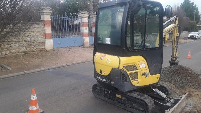 Mini-pelle STPS sur un chantier de voirie